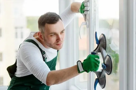 Mann setzt neues Fenster ein mit Spezialwerkzeug